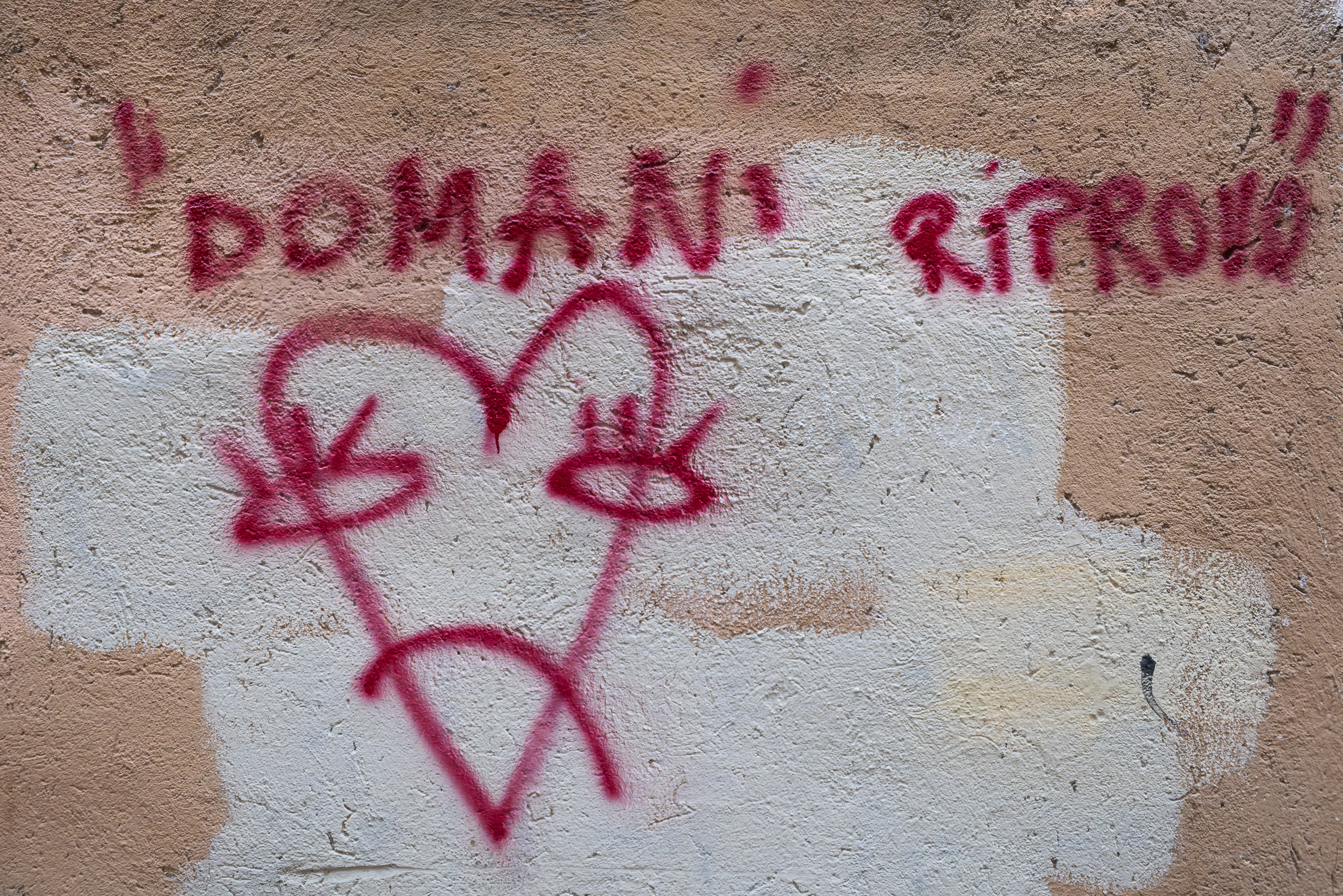 Domani ritrovo – rotes Graffiti mit Herz an der Hauswand